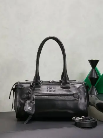 MIUMI 新品机车包手袋，型号5BA332，经典复刻Miu初代风格，高级氛围感，完全把甜酷刻进DNA里，细腻小羊皮软fufu，手感越用越柔软，容量也超能打，内部带隔层，粉饼，口红，手机，小折叠伞都能轻松塞下，手提腋下斜挎多种背法，配工装裤是酷飒辣妹，搭小裙子又秒变元气甜妹，多种风格自由切换，出街通勤随便搭配都好看尺寸：30 X15 X10 cm颜色:黑色