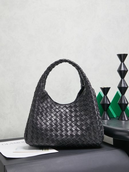 BOTTEGA VENETA葆蝶家2025新品Campana肩背包上市啦~首先夸夸这款包包的自重，作为一款不算很小的包包，它非常的轻便日常，对于我这种出门需要携带很多随身物品的人来说这个优点真是太棒了，很大程度减轻了出行的负担️在造型上有点像是parachute和jodie的结合体，钝钝的三角造型可爱憨厚，背出门逛街就是心情好的加速器，提手和包身都是经典编织，在原本的敞口设计上加了系带，如果没有系起来，包包拎起来就会有小菜篮的造型哦款号：844249 尺寸：33*20*16.5cm