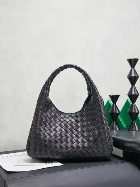 BOTTEGA VENETA葆蝶家2025新品Campana肩背包上市啦~首先夸夸这款包包的自重，作为一款不算很小的包包，它非常的轻便日常，对于我这种出门需要携带很多随身物品的人来说这个优点真是太棒了，很大程度减轻了出行的负担️在造型上有点像是parachute和jodie的结合体，钝钝的三角造型可爱憨厚，背出门逛街就是心情好的加速器，提手和包身都是经典编织，在原本的敞口设计上加了系带，如果没有系起来，包包拎起来就会有小菜篮的造型哦款号：844249 尺寸：33*20*16.5cm