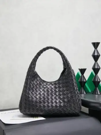 BOTTEGA VENETA葆蝶家2025新品Campana肩背包上市啦~首先夸夸这款包包的自重，作为一款不算很小的包包，它非常的轻便日常，对于我这种出门需要携带很多随身物品的人来说这个优点真是太棒了，很大程度减轻了出行的负担️在造型上有点像是parachute和jodie的结合体，钝钝的三角造型可爱憨厚，背出门逛街就是心情好的加速器，提手和包身都是经典编织，在原本的敞口设计上加了系带，如果没有系起来，包包拎起来就会有小菜篮的造型哦款号：844249 尺寸：33*20*16.5cm