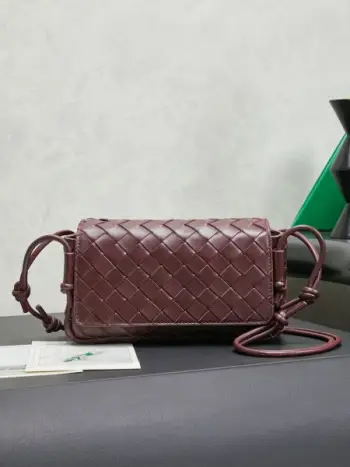 Bottega Veneta葆蝶家早春新品来啦◍˃ᵕ˂◍ 超可爱的小包每次都精准拿捏到我的心，这种简简单单随时背上就能走的小包真的太方便了，这款Notturno手拿包的惊喜还在于内里的三个独立空间，随身物品多的宝宝一定很能共情每次找物品都翻半天的心累感，这种划分区域的设计简直一下俘获我的心款号：843893尺寸：21*11*9cm颜色：深红木色