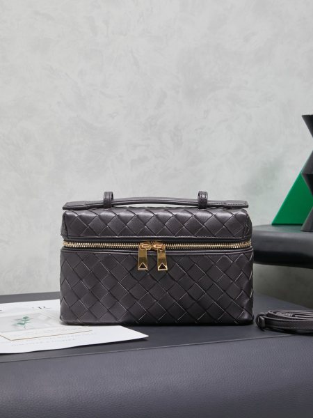 Bottega Veneta 编织拉链斜挎包 一款可以做化妆包的斜挎包包，精致的编织，小巧的包身，是日常出行必不可少的穿搭点缀，双拉链也更好的保护了包包，容量大，喜欢的不要错过啦款号：789109尺寸：22*12.5*5cm