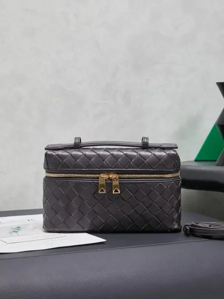 Bottega Veneta 编织拉链斜挎包 一款可以做化妆包的斜挎包包，精致的编织，小巧的包身，是日常出行必不可少的穿搭点缀，双拉链也更好的保护了包包，容量大，喜欢的不要错过啦款号：789109尺寸：22*12.5*5cm