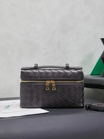 Bottega Veneta 编织拉链斜挎包 一款可以做化妆包的斜挎包包，精致的编织，小巧的包身，是日常出行必不可少的穿搭点缀，双拉链也更好的保护了包包，容量大，喜欢的不要错过啦款号：789109尺寸：22*12.5*5cm