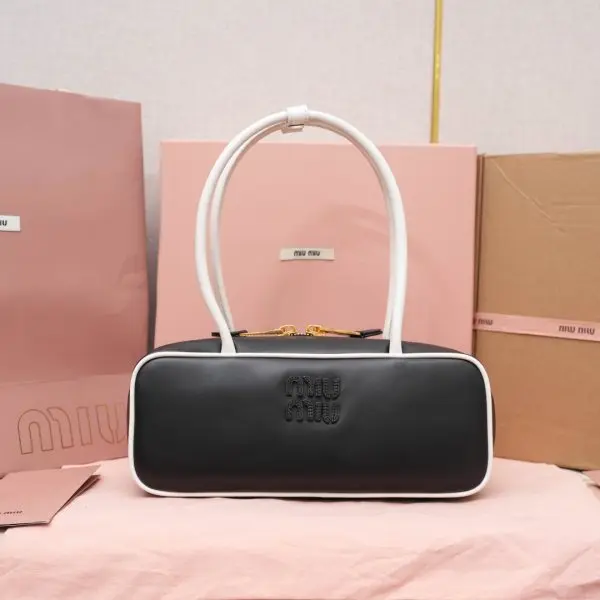 5BB173：Miu新品保龄球，最新双色搭配设计，采用超柔软小牛皮材质，大胆创新的设计完美诠释了Miu不拘一格，潇洒随意包容的人生态度，这款包包很酷，定格精致的多功能设计，融合男装和女装元素，随性慵懒，自然洒脱，充满个性，全新的帆布衬里，火遍全网不是没道理的，各大时尚搏主明星都爱背它，尺寸：28X12X9cm