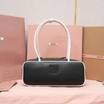 5BB173：Miu新品保龄球，最新双色搭配设计，采用超柔软小牛皮材质，大胆创新的设计完美诠释了Miu不拘一格，潇洒随意包容的人生态度，这款包包很酷，定格精致的多功能设计，融合男装和女装元素，随性慵懒，自然洒脱，充满个性，全新的帆布衬里，火遍全网不是没道理的，各大时尚搏主明星都爱背它，尺寸：28X12X9cm