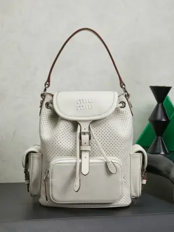 MIU 新品学院风 双肩包5BZ043，帆布与高品质小牛皮的完美搭配，厚实耐磨亚麻混纺内衬，这款皮革双肩包采用校园风设计，融合精湛工艺与休闲态度，别致的多口袋设计彰显MlU手袋的时尚趣致精神，经典皮革双肩背带与肩带，穿搭开挂神器：配白T牛仔，配卡其风衣，配休闲运动服…风格百变，内里装得下宇宙：iPad，折叠伞，化妆包，实用轻便又高级感十足尺寸：22X18X11.5cm颜色：冲孔白色