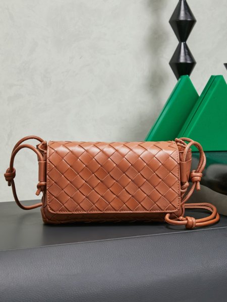 Bottega Veneta葆蝶家早春新品来啦◍˃ᵕ˂◍ 超可爱的小包每次都精准拿捏到我的心，这种简简单单随时背上就能走的小包真的太方便了，这款Notturno手拿包的惊喜还在于内里的三个独立空间，随身物品多的宝宝一定很能共情每次找物品都翻半天的心累感，这种划分区域的设计简直一下俘获我的心款号：843893尺寸：21*11*9cm颜色：琥珀色
