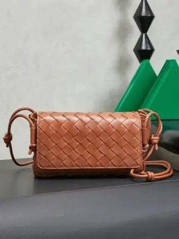 Bottega Veneta葆蝶家早春新品来啦◍˃ᵕ˂◍ 超可爱的小包每次都精准拿捏到我的心，这种简简单单随时背上就能走的小包真的太方便了，这款Notturno手拿包的惊喜还在于内里的三个独立空间，随身物品多的宝宝一定很能共情每次找物品都翻半天的心累感，这种划分区域的设计简直一下俘获我的心款号：843893尺寸：21*11*9cm颜色：琥珀色