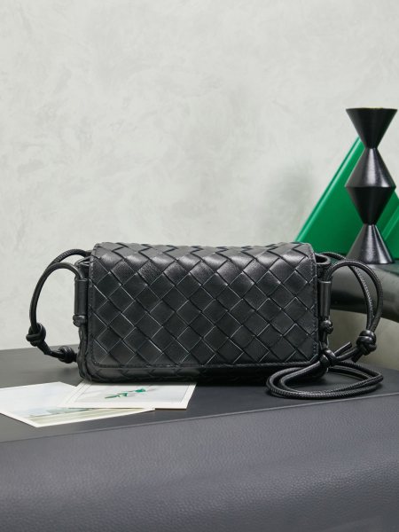 Bottega Veneta葆蝶家早春新品来啦◍˃ᵕ˂◍ 超可爱的小包每次都精准拿捏到我的心，这种简简单单随时背上就能走的小包真的太方便了，这款Notturno手拿包的惊喜还在于内里的三个独立空间，随身物品多的宝宝一定很能共情每次找物品都翻半天的心累感，这种划分区域的设计简直一下俘获我的心款号：843893尺寸：21*11*9cm颜色：黑色