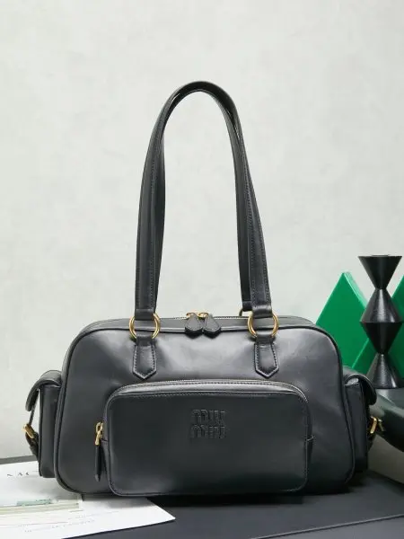 5BB179，Miu新品特色款式中古机车包，超重工制做，精致柔软做旧擦色小羊皮，呈现百搭复古风格，多口袋元素与精美的五金配件彰显质感与实用性，延续 miu不拘一格，大胆创新，慵懒不鞍却又自然洒脱的风格，个性鲜明，能驾驭各种风格，上班通勤外出旅游都是绝佳选择，容量相当可光尺寸：32X19 X14 cm