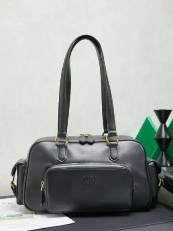 5BB179，Miu新品特色款式中古机车包，超重工制做，精致柔软做旧擦色小羊皮，呈现百搭复古风格，多口袋元素与精美的五金配件彰显质感与实用性，延续 miu不拘一格，大胆创新，慵懒不鞍却又自然洒脱的风格，个性鲜明，能驾驭各种风格，上班通勤外出旅游都是绝佳选择，容量相当可光尺寸：32X19 X14 cm