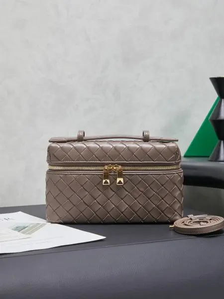 Bottega Veneta 编织拉链斜挎包 一款可以做化妆包的斜挎包包，精致的编织，小巧的包身，是日常出行必不可少的穿搭点缀，双拉链也更好的保护了包包，容量大，喜欢的不要错过啦款号：789109尺寸：22*12.5*5cm