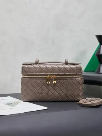 Bottega Veneta 编织拉链斜挎包 一款可以做化妆包的斜挎包包，精致的编织，小巧的包身，是日常出行必不可少的穿搭点缀，双拉链也更好的保护了包包，容量大，喜欢的不要错过啦款号：789109尺寸：22*12.5*5cm