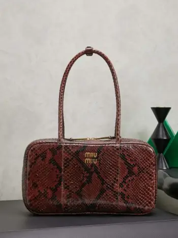 Miu Miu 秀款蛇皮 公文包 蟒蛇皮在灯光下泛着冷调光泽 搭配硬挺的保龄球廓形 它保留了公文包的正式感 却通过蛇皮材质注入了“生人勿近”的气场 保龄球包型与公文包功能的跨界融合 既保留了复古运动的慵懒感 又满足了职场通勤的实用需求 比普通公文包更时髦 比普通保龄球包更正式 职场时髦精的终极武器 型号：5BB172 尺寸：30*17*8.5cm 颜色：蛇皮棕色