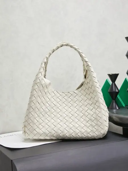 BOTTEGA VENETA葆蝶家2025新品Campana肩背包上市啦~首先夸夸这款包包的自重，作为一款不算很小的包包，它非常的轻便日常，对于我这种出门需要携带很多随身物品的人来说这个优点真是太棒了，很大程度减轻了出行的负担️在造型上有点像是parachute和jodie的结合体，钝钝的三角造型可爱憨厚，背出门逛街就是心情好的加速器，提手和包身都是经典编织，在原本的敞口设计上加了系带，如果没有系起来，包包拎起来就会有小菜篮的造型哦款号：844249 尺寸：33*20*16.5cm