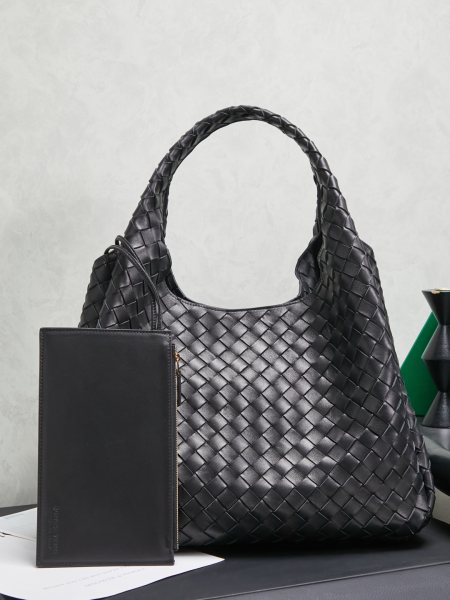 BOTTEGA VENETA葆蝶家2025新品Campana肩背包上市啦~首先夸夸这款包包的自重，作为一款不算很小的包包，它非常的轻便日常，对于我这种出门需要携带很多随身物品的人来说这个优点真是太棒了，很大程度减轻了出行的负担️在造型上有点像是parachute和jodie的结合体，钝钝的三角造型可爱憨厚，背出门逛街就是心情好的加速器，提手和包身都是经典编织，在原本的敞口设计上加了系带，如果没有系起来，包包拎起来就会有小菜篮的造型哦款号：844250 尺寸：39*24*18.5cm