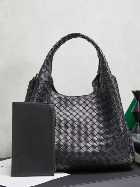 BOTTEGA VENETA葆蝶家2025新品Campana肩背包上市啦~首先夸夸这款包包的自重，作为一款不算很小的包包，它非常的轻便日常，对于我这种出门需要携带很多随身物品的人来说这个优点真是太棒了，很大程度减轻了出行的负担️在造型上有点像是parachute和jodie的结合体，钝钝的三角造型可爱憨厚，背出门逛街就是心情好的加速器，提手和包身都是经典编织，在原本的敞口设计上加了系带，如果没有系起来，包包拎起来就会有小菜篮的造型哦款号：844250 尺寸：39*24*18.5cm
