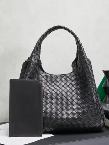 BOTTEGA VENETA葆蝶家2025新品Campana肩背包上市啦~首先夸夸这款包包的自重，作为一款不算很小的包包，它非常的轻便日常，对于我这种出门需要携带很多随身物品的人来说这个优点真是太棒了，很大程度减轻了出行的负担️在造型上有点像是parachute和jodie的结合体，钝钝的三角造型可爱憨厚，背出门逛街就是心情好的加速器，提手和包身都是经典编织，在原本的敞口设计上加了系带，如果没有系起来，包包拎起来就会有小菜篮的造型哦款号：844250 尺寸：39*24*18.5cm