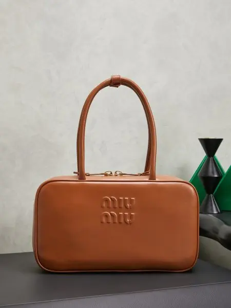 原厂皮芯片版5BB172 MiuMiu新尺寸公文包，采用进口小牛皮，皮质光滑细腻柔软，棉质缎面衬里，这款包包很酷，定格精致的多功能设计，融合男装和女装元素，随性慵懒，自然洒脱，充满个性，超大容量还很轻便，简约却不简单，新尺寸适配度更高，各大时尚搏主几乎人手一个，尺寸：29X17X9cm颜色:干邑色（配原版）