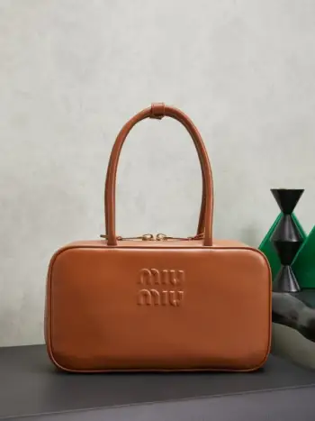 原厂皮芯片版5BB172 MiuMiu新尺寸公文包，采用进口小牛皮，皮质光滑细腻柔软，棉质缎面衬里，这款包包很酷，定格精致的多功能设计，融合男装和女装元素，随性慵懒，自然洒脱，充满个性，超大容量还很轻便，简约却不简单，新尺寸适配度更高，各大时尚搏主几乎人手一个，尺寸：29X17X9cm颜色:干邑色（配原版）