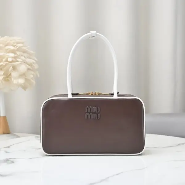 5BB172： MiuMiu新尺寸公文包，采用进口小牛皮，皮质光滑细腻柔软，棉质缎面衬里，这款包包很酷，定格精致的多功能设计，融合男装和女装元素，随性慵懒，自然洒脱，充满个性，超大容量还很轻便，简约却不简单，新尺寸适配度更高，各大时尚搏主几乎人手一个5BB498，尺寸：29X17X9cm （配原版）