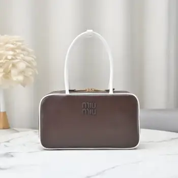 5BB172： MiuMiu新尺寸公文包，采用进口小牛皮，皮质光滑细腻柔软，棉质缎面衬里，这款包包很酷，定格精致的多功能设计，融合男装和女装元素，随性慵懒，自然洒脱，充满个性，超大容量还很轻便，简约却不简单，新尺寸适配度更高，各大时尚搏主几乎人手一个5BB498，尺寸：29X17X9cm （配原版）