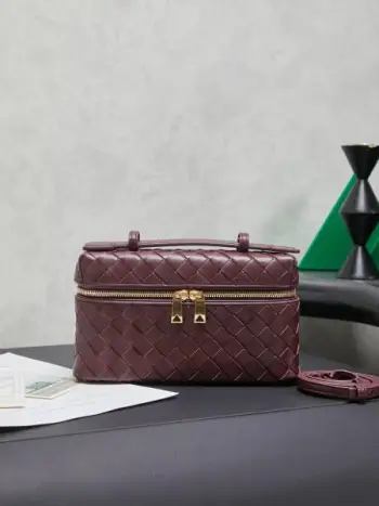 Bottega Veneta 编织拉链斜挎包 一款可以做化妆包的斜挎包包，精致的编织，小巧的包身，是日常出行必不可少的穿搭点缀，双拉链也更好的保护了包包，容量大，喜欢的不要错过啦款号：789109尺寸：22*12.5*5cm