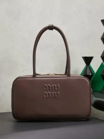原厂皮芯片版5BB172 MiuMiu新尺寸公文包，采用进口小牛皮，皮质光滑细腻柔软，棉质缎面衬里，这款包包很酷，定格精致的多功能设计，融合男装和女装元素，随性慵懒，自然洒脱，充满个性，超大容量还很轻便，简约却不简单，新尺寸适配度更高，各大时尚搏主几乎人手一个，尺寸：29X17X9cm颜色:石楠木（配原版）