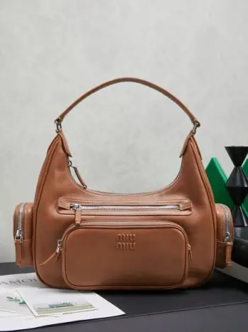 𝗠𝗶𝘂 𝗠𝗶𝘂 新品𝗣𝗼𝗰𝗸𝗲𝘁机车包这只miu的口袋包也太能装了吧，富家千金都在背的断貨王！里外全皮，皮质非常柔软 手感超级好 ，Tori拉链＋立体口袋复古拿捏了，可腋下可手提一包解锁2种背法，时髦精女孩们 请种草这款机车包吧！尺寸长38cm(包含侧边2个口袋一起量的，不包含是33cm)款号：5BC189焦糖色尺寸：长38×宽14×高20cm