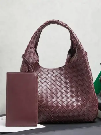 BOTTEGA VENETA葆蝶家2025新品Campana肩背包上市啦~首先夸夸这款包包的自重，作为一款不算很小的包包，它非常的轻便日常，对于我这种出门需要携带很多随身物品的人来说这个优点真是太棒了，很大程度减轻了出行的负担️在造型上有点像是parachute和jodie的结合体，钝钝的三角造型可爱憨厚，背出门逛街就是心情好的加速器，提手和包身都是经典编织，在原本的敞口设计上加了系带，如果没有系起来，包包拎起来就会有小菜篮的造型哦款号：844250 尺寸：39*24*18.5cm