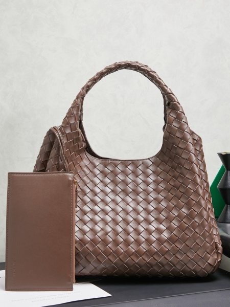 BOTTEGA VENETA葆蝶家2025新品Campana肩背包上市啦~首先夸夸这款包包的自重，作为一款不算很小的包包，它非常的轻便日常，对于我这种出门需要携带很多随身物品的人来说这个优点真是太棒了，很大程度减轻了出行的负担️在造型上有点像是parachute和jodie的结合体，钝钝的三角造型可爱憨厚，背出门逛街就是心情好的加速器，提手和包身都是经典编织，在原本的敞口设计上加了系带，如果没有系起来，包包拎起来就会有小菜篮的造型哦款号：844250 尺寸：39*24*18.5cm