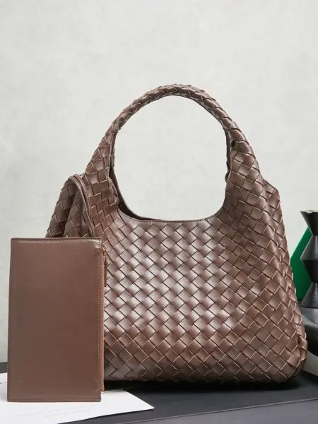 BOTTEGA VENETA葆蝶家2025新品Campana肩背包上市啦~首先夸夸这款包包的自重，作为一款不算很小的包包，它非常的轻便日常，对于我这种出门需要携带很多随身物品的人来说这个优点真是太棒了，很大程度减轻了出行的负担️在造型上有点像是parachute和jodie的结合体，钝钝的三角造型可爱憨厚，背出门逛街就是心情好的加速器，提手和包身都是经典编织，在原本的敞口设计上加了系带，如果没有系起来，包包拎起来就会有小菜篮的造型哦款号：844250 尺寸：39*24*18.5cm