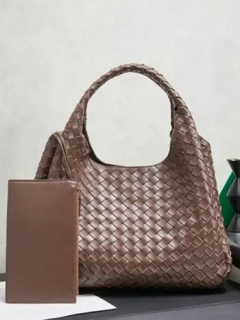BOTTEGA VENETA葆蝶家2025新品Campana肩背包上市啦~首先夸夸这款包包的自重，作为一款不算很小的包包，它非常的轻便日常，对于我这种出门需要携带很多随身物品的人来说这个优点真是太棒了，很大程度减轻了出行的负担️在造型上有点像是parachute和jodie的结合体，钝钝的三角造型可爱憨厚，背出门逛街就是心情好的加速器，提手和包身都是经典编织，在原本的敞口设计上加了系带，如果没有系起来，包包拎起来就会有小菜篮的造型哦款号：844250 尺寸：39*24*18.5cm
