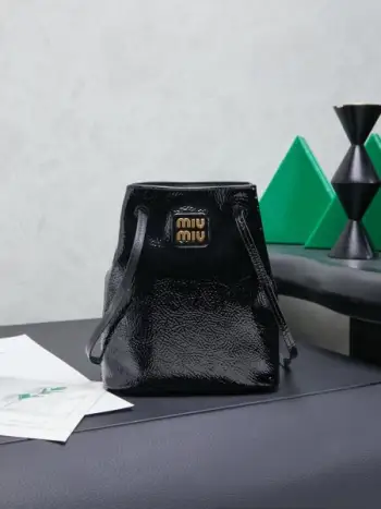5NF460，新品迷你水桶包，采用全新皱漆小牛皮，独特的冰丝纹理，皮质柔软，性价比超高，能驾驭各种风格，非常俏皮可爱，可以单肩，斜挎，手提，双肩，造型多变，包包虽小却非常能装，尺寸：17X14X6CM，配原版