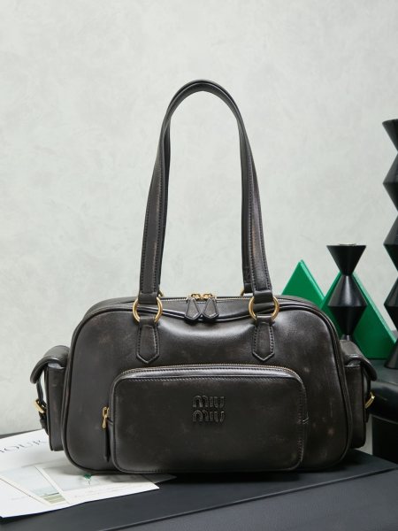5BB179，Miu新品特色款式中古机车包，超重工制做，精致柔软做旧擦色小羊皮，呈现百搭复古风格，多口袋元素与精美的五金配件彰显质感与实用性，延续 miu不拘一格，大胆创新，慵懒不鞍却又自然洒脱的风格，个性鲜明，能驾驭各种风格，上班通勤外出旅游都是绝佳选择，容量相当可光尺寸：32X19 X14 cm