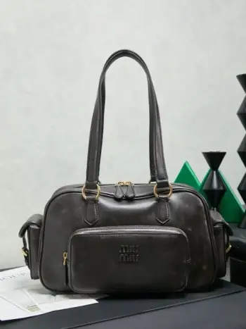 5BB179，Miu新品特色款式中古机车包，超重工制做，精致柔软做旧擦色小羊皮，呈现百搭复古风格，多口袋元素与精美的五金配件彰显质感与实用性，延续 miu不拘一格，大胆创新，慵懒不鞍却又自然洒脱的风格，个性鲜明，能驾驭各种风格，上班通勤外出旅游都是绝佳选择，容量相当可光尺寸：32X19 X14 cm