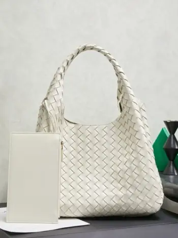 BOTTEGA VENETA葆蝶家2025新品Campana肩背包上市啦~首先夸夸这款包包的自重，作为一款不算很小的包包，它非常的轻便日常，对于我这种出门需要携带很多随身物品的人来说这个优点真是太棒了，很大程度减轻了出行的负担️在造型上有点像是parachute和jodie的结合体，钝钝的三角造型可爱憨厚，背出门逛街就是心情好的加速器，提手和包身都是经典编织，在原本的敞口设计上加了系带，如果没有系起来，包包拎起来就会有小菜篮的造型哦款号：844250 尺寸：39*24*18.5cm