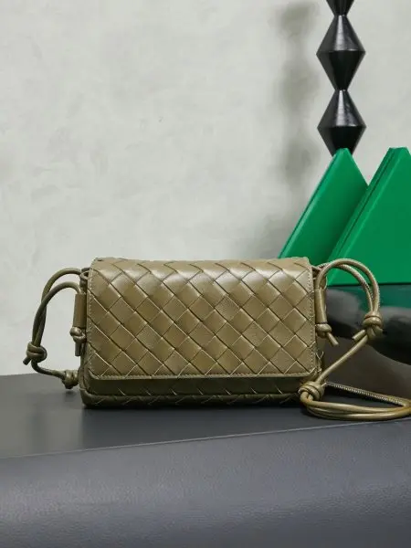 Bottega Veneta葆蝶家早春新品来啦◍˃ᵕ˂◍ 超可爱的小包每次都精准拿捏到我的心，这种简简单单随时背上就能走的小包真的太方便了，这款Notturno手拿包的惊喜还在于内里的三个独立空间，随身物品多的宝宝一定很能共情每次找物品都翻半天的心累感，这种划分区域的设计简直一下俘获我的心款号：843893尺寸：21*11*9cm颜色：泥土棕