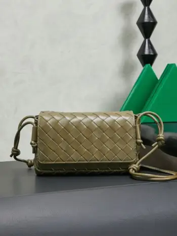 Bottega Veneta葆蝶家早春新品来啦◍˃ᵕ˂◍ 超可爱的小包每次都精准拿捏到我的心，这种简简单单随时背上就能走的小包真的太方便了，这款Notturno手拿包的惊喜还在于内里的三个独立空间，随身物品多的宝宝一定很能共情每次找物品都翻半天的心累感，这种划分区域的设计简直一下俘获我的心款号：843893尺寸：21*11*9cm颜色：泥土棕