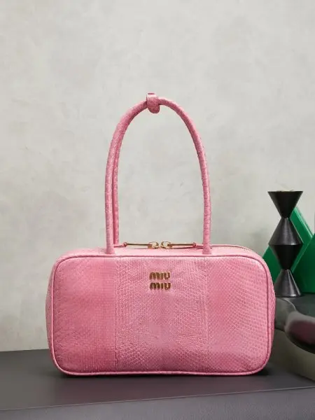 Miu Miu 秀款蛇皮 公文包 蟒蛇皮在灯光下泛着冷调光泽 搭配硬挺的保龄球廓形 它保留了公文包的正式感 却通过蛇皮材质注入了“生人勿近”的气场 保龄球包型与公文包功能的跨界融合 既保留了复古运动的慵懒感 又满足了职场通勤的实用需求 比普通公文包更时髦 比普通保龄球包更正式 职场时髦精的终极武器 型号：5BB172 尺寸：30*17*8.5cm 颜色：蛇皮粉色