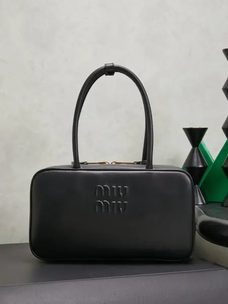 原厂皮芯片版5BB172 MiuMiu新尺寸公文包，采用进口小牛皮，皮质光滑细腻柔软，棉质缎面衬里，这款包包很酷，定格精致的多功能设计，融合男装和女装元素，随性慵懒，自然洒脱，充满个性，超大容量还很轻便，简约却不简单，新尺寸适配度更高，各大时尚搏主几乎人手一个，尺寸：29X17X9cm颜色:黑色（配原版）