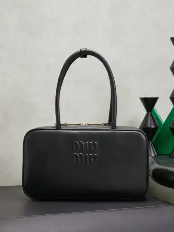 原厂皮芯片版5BB172 MiuMiu新尺寸公文包，采用进口小牛皮，皮质光滑细腻柔软，棉质缎面衬里，这款包包很酷，定格精致的多功能设计，融合男装和女装元素，随性慵懒，自然洒脱，充满个性，超大容量还很轻便，简约却不简单，新尺寸适配度更高，各大时尚搏主几乎人手一个，尺寸：29X17X9cm颜色:黑色（配原版）