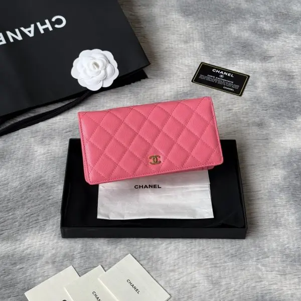 小香家 chanel 经典西装夹重磅到货最新小羊皮、球纹牛皮-鱼子酱牛皮质感，手感特别好！皮料五金，原单品质，信用卡位百元大钞 硬币口袋 支票jiay细节美到淋漓尽致！配全新全套！ 款号：AP0223-Ａ80285 尺寸10×19.5×2.5 cm