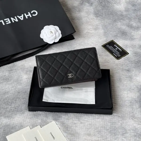 小香家 chanel 经典西装夹重磅到货最新小羊皮、球纹牛皮-鱼子酱牛皮质感，手感特别好！皮料五金，原单品质，信用卡位百元大钞 硬币口袋 支票jiay细节美到淋漓尽致！配全新全套！ 款号：AP0223-Ａ80285 尺寸10×19.5×2.5 cm