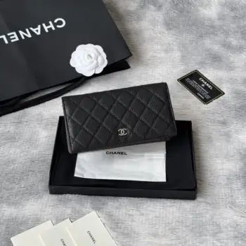 小香家 chanel 经典西装夹重磅到货最新小羊皮、球纹牛皮-鱼子酱牛皮质感，手感特别好！皮料五金，原单品质，信用卡位百元大钞 硬币口袋 支票jiay细节美到淋漓尽致！配全新全套！ 款号：AP0223-Ａ80285 尺寸10×19.5×2.5 cm