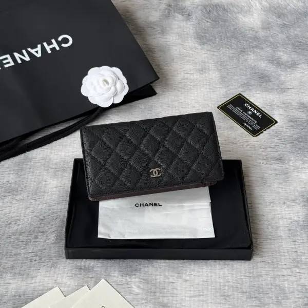 小香家 chanel 经典西装夹重磅到货最新小羊皮、球纹牛皮-鱼子酱牛皮质感，手感特别好！皮料五金，原单品质，信用卡位百元大钞 硬币口袋 支票jiay细节美到淋漓尽致！配全新全套！ 款号：AP0223-Ａ80285 尺寸10×19.5×2.5 cm