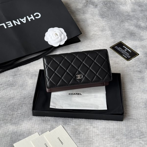 小香家 chanel 经典西装夹重磅到货最新小羊皮、球纹牛皮-鱼子酱牛皮质感，手感特别好！皮料五金，原单品质，信用卡位百元大钞 硬币口袋 支票jiay细节美到淋漓尽致！配全新全套！ 款号：AP0223-Ａ80285 尺寸10×19.5×2.5 cm