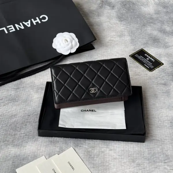 小香家 chanel 经典西装夹重磅到货最新小羊皮、球纹牛皮-鱼子酱牛皮质感，手感特别好！皮料五金，原单品质，信用卡位百元大钞 硬币口袋 支票jiay细节美到淋漓尽致！配全新全套！ 款号：AP0223-Ａ80285 尺寸10×19.5×2.5 cm