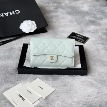 经典中长款 背后没有口袋三折钱包 进口鱼子酱牛皮制作款号：0232 收纳功能齐全经典作品进口鱼子酱牛皮中款小三折钱包对原版开发手感柔软舒适精致尺寸：15x11x3.5cm